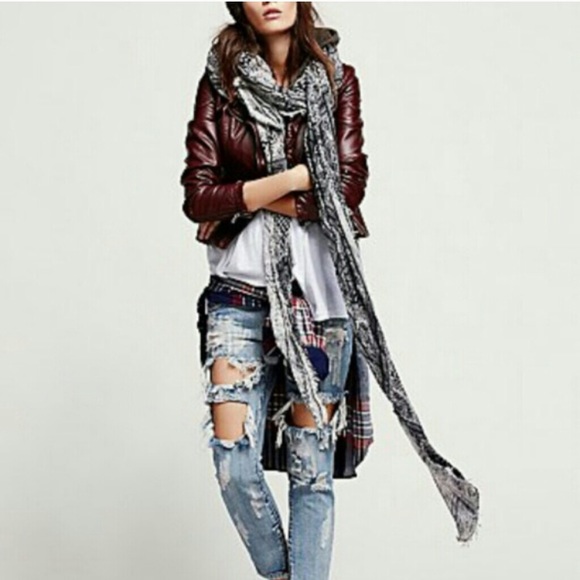 Free People Bandana Print Oversized Scarf Red - Picture 3 of 5